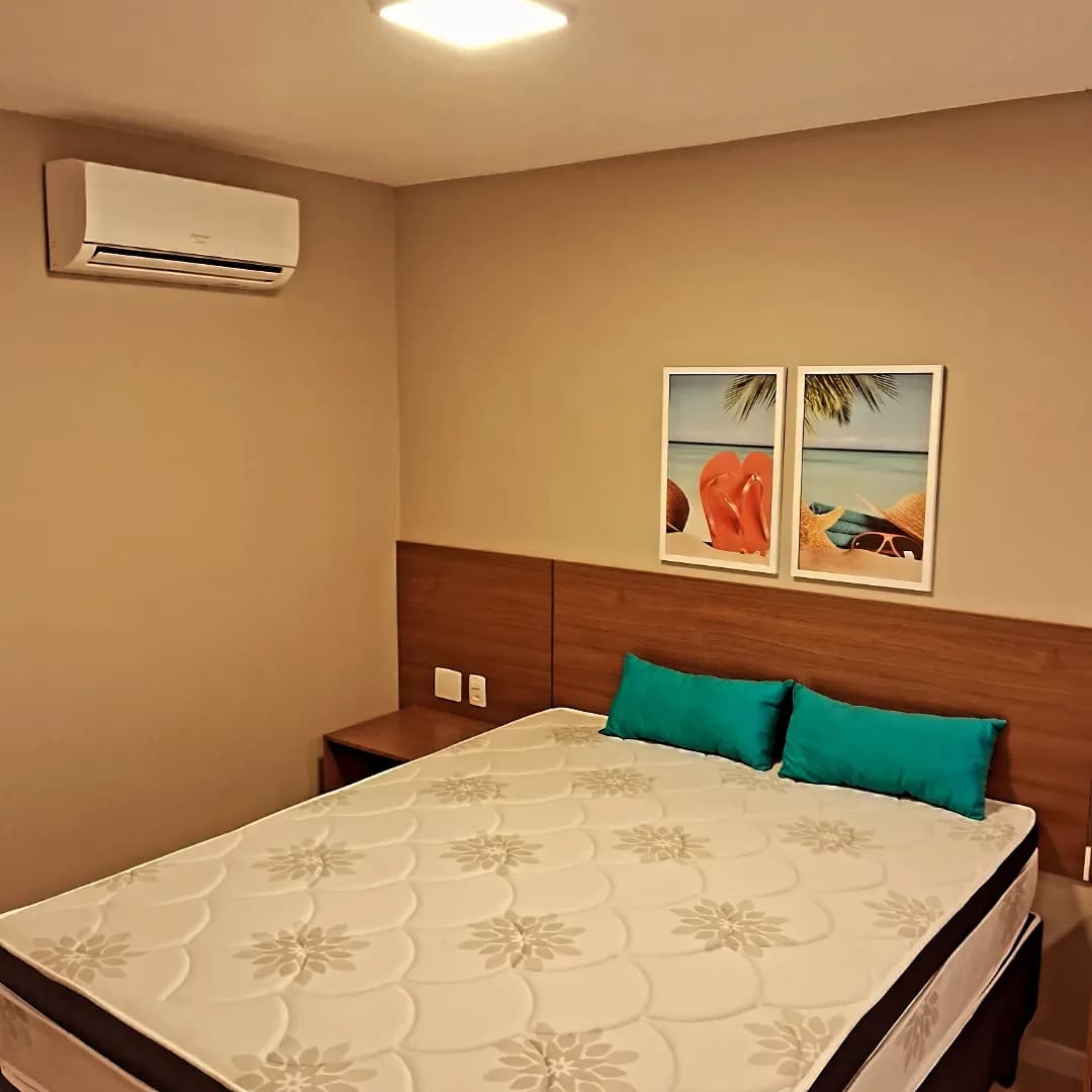 Quarto de casal com paredes bege acabadas e teto branco